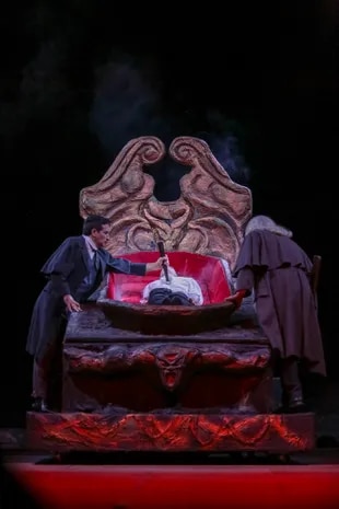 Mariano Taccagni, Juan Rodó y Pehuen Naranjo, en Drácula, el musical 2022
